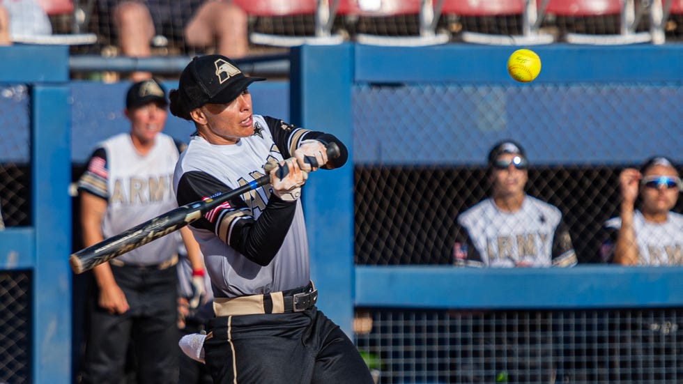 Sargento del Ejército de EE. UU. Melina Wilkinson, miembro del Ejército del Equipo, se balancea en una pelota durante un juego de softbol en el Devon Park en agosto. 17, 2024. 2024 Campeonatos de softbol de softbol de las Fuerzas Armadas y Femeninas, Ejército, 19 de marzo, 19 de agosto, el Ejército, el Cuerpo Marítimo, la Fuerza Aérea (personal de poder espacial) y los Servicios de Servicios de la Guardia Costera. Los equipos lucharán por el oro. (Sargento de fotos James Crow por fotos de la Fuerza Aérea de los Estados Unidos)