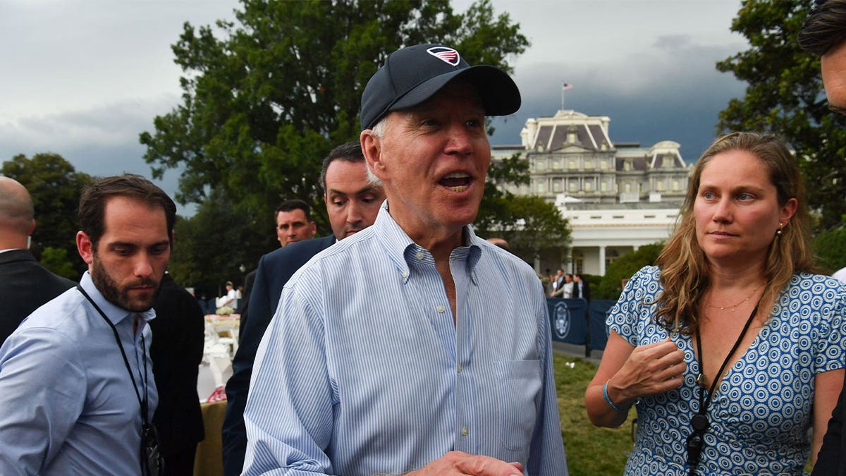 La Casa Blanca de Joe Biden habla con periodistas en el Picnic del Congreso.