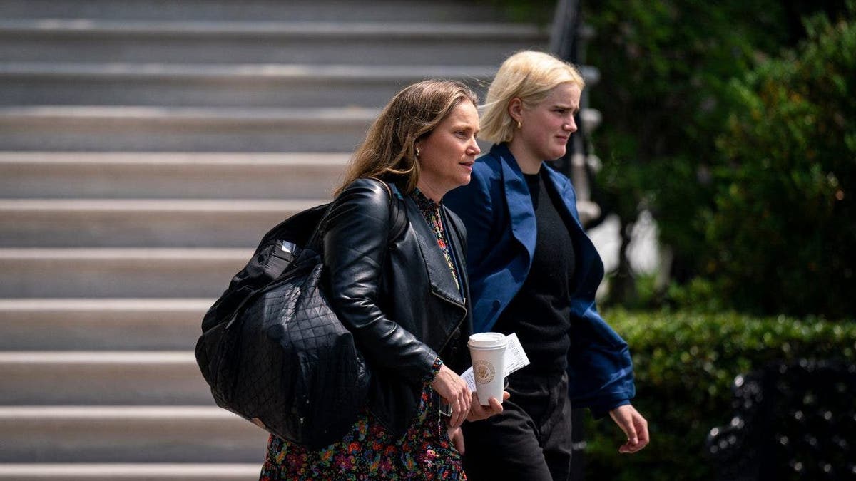 Annie Thomasini, a la izquierda, caminar cerca del presidente Biden