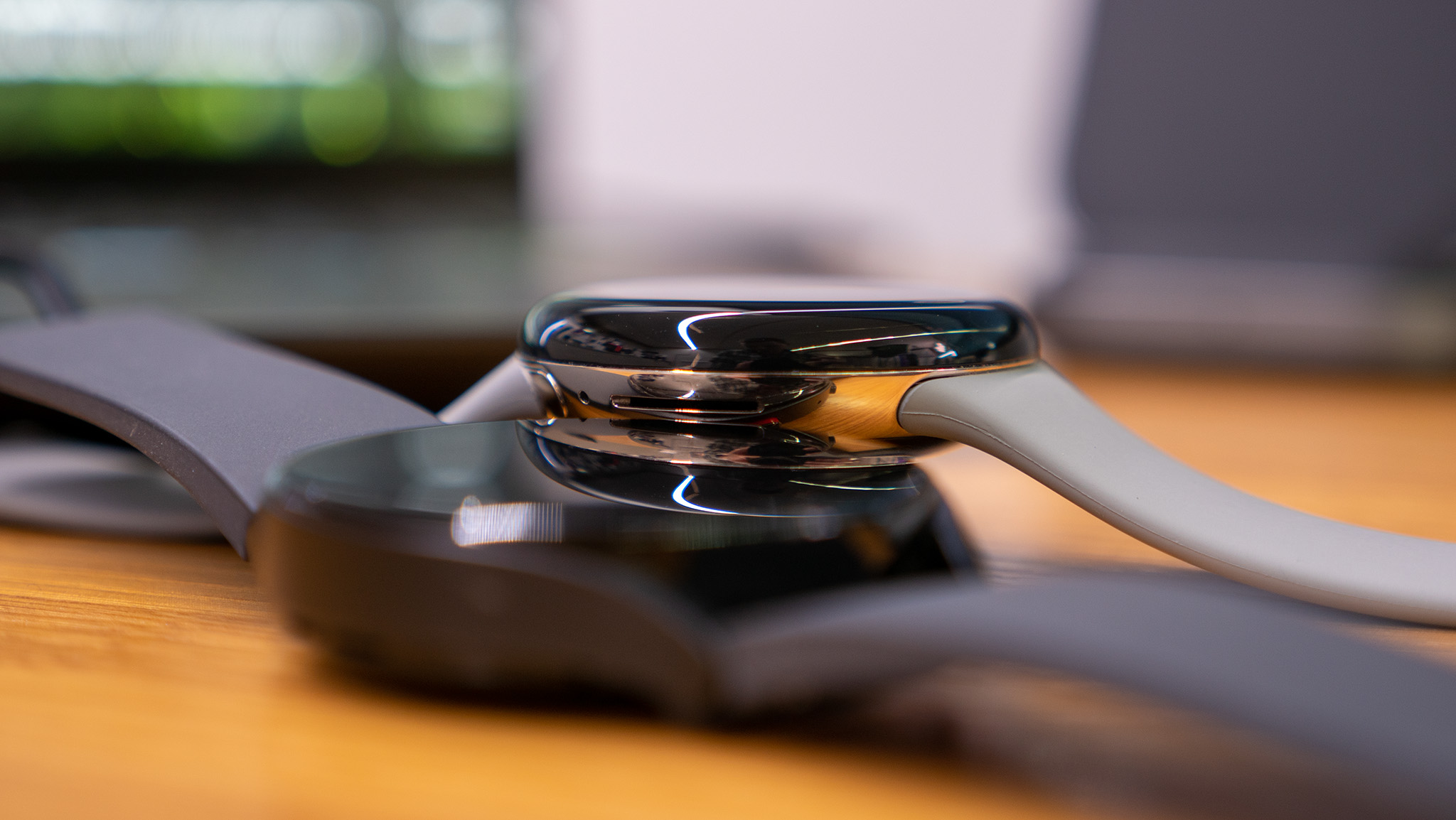 Para comparar el vidrio curvo en un reloj de Google Pixel con una botella plana en Samsung Galaxy Watch 5