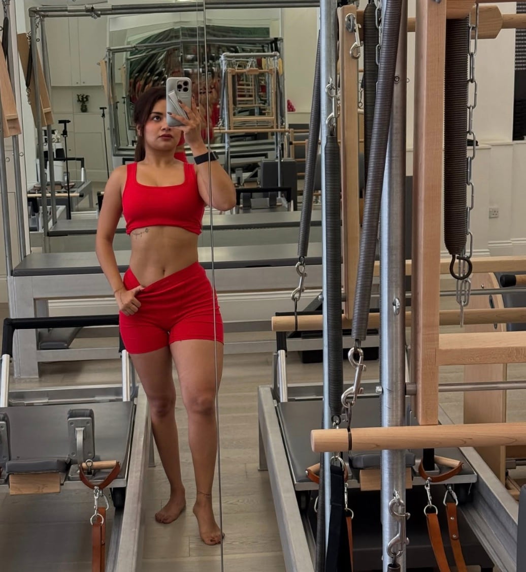    La actriz, doblada en un pájaro rojo vivo, cubre el encanto diligente y la energía. (Foto: Instagram)