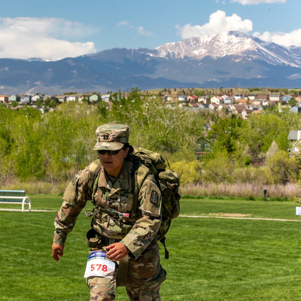 Una persona con uniforme militar participa en un evento de entrenamiento físico