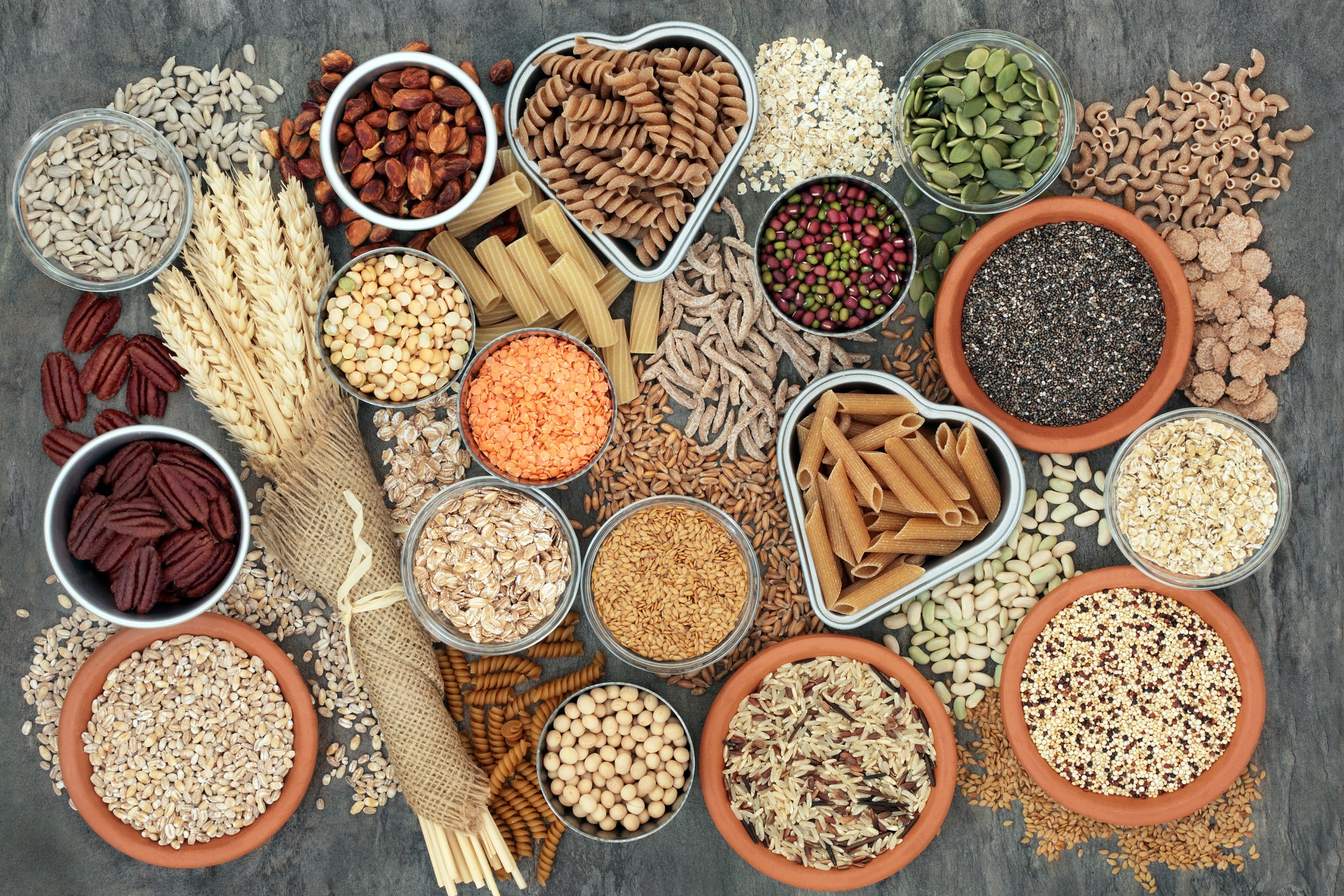 Los adultos deben comer 30 gred por día, aproximadamente la misma cantidad comiendo 30 plantas por semana, incluidas cinco frutas y verduras por día o nueces y semillas