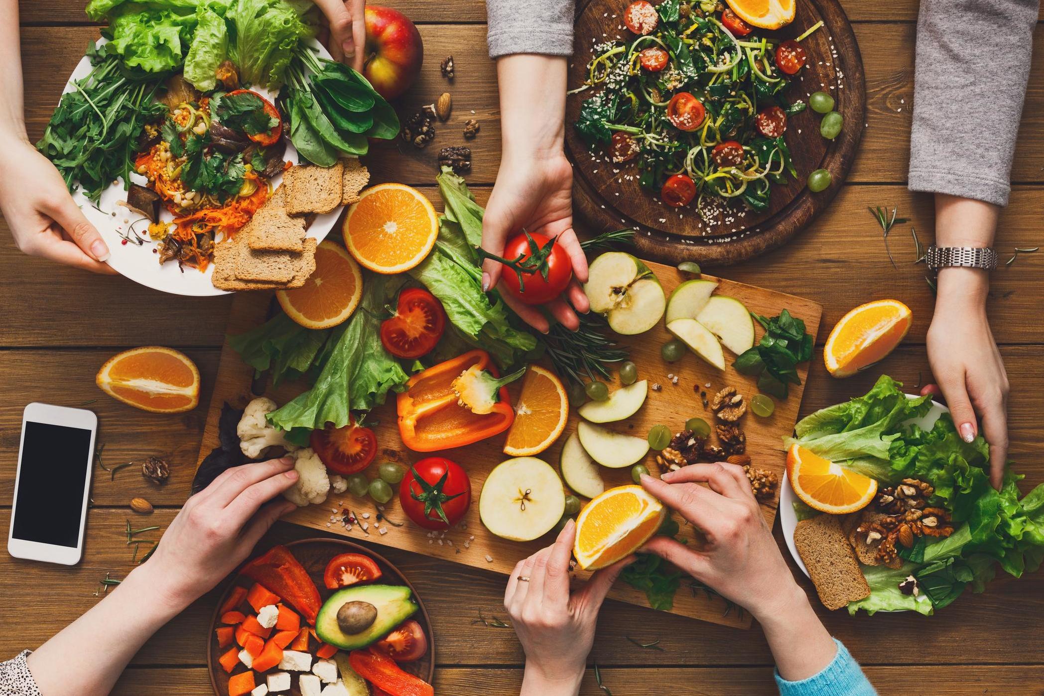 Investigadores en King's College London dicen que los adultos no comen suficientes plantas