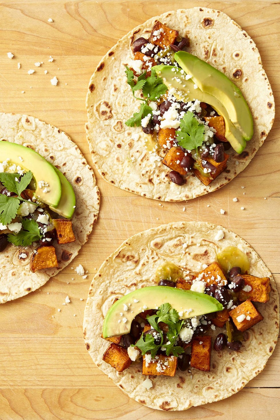 Batatas, aguacate y frijoles negros