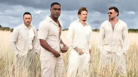 Owen James, cada uno de los miembros de Blue Stand en un área de trigo blanco. Vea la cámara Antoni y Simon. Antoni es un ceño fruncido, la cara de Simon es neutral. Lee mira la distancia del ángulo izquierdo. Duncan mira a la distancia, poniendo a la derecha y vistiendo anteojos. Todos los niños usan un collar, y Duncan tiene una cruz visible. Tatuaje del pecho de Duncan, el brazo de Simon y el cuello de Lee es un tatuaje. Todos los hombres tienen pelos faciales.