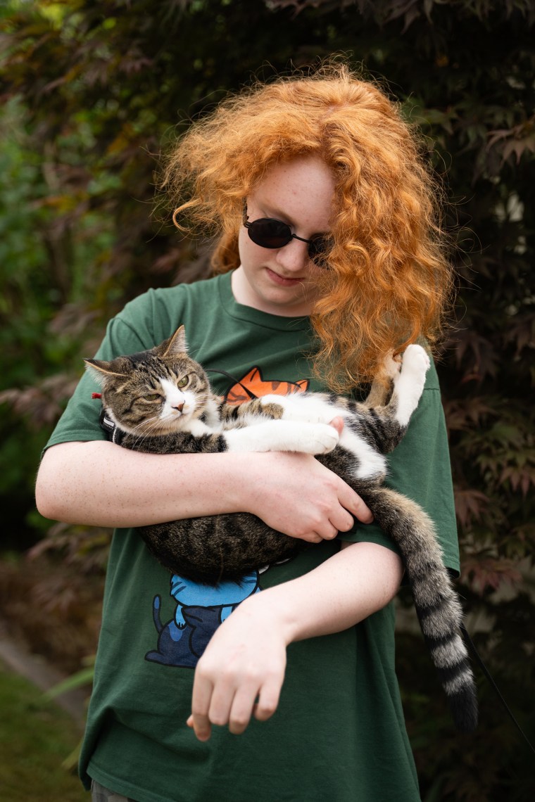 Adam con un gato familiar.