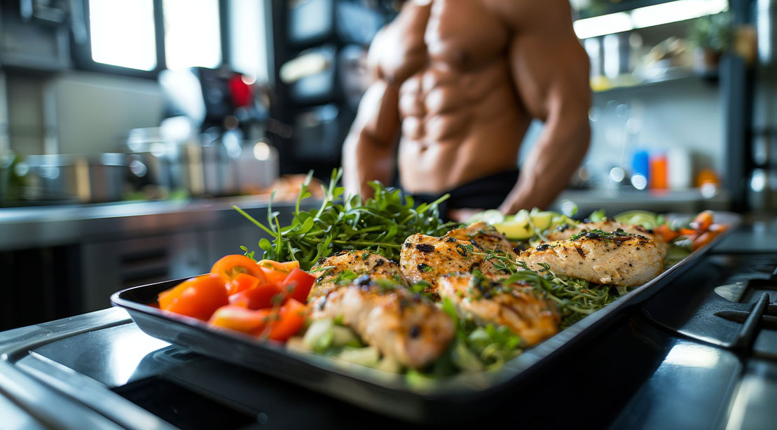 Un suave saludable de pollo y ensalada a la parrilla para un plan de comidas limpias para el culturista durante el ciclo de Bullu