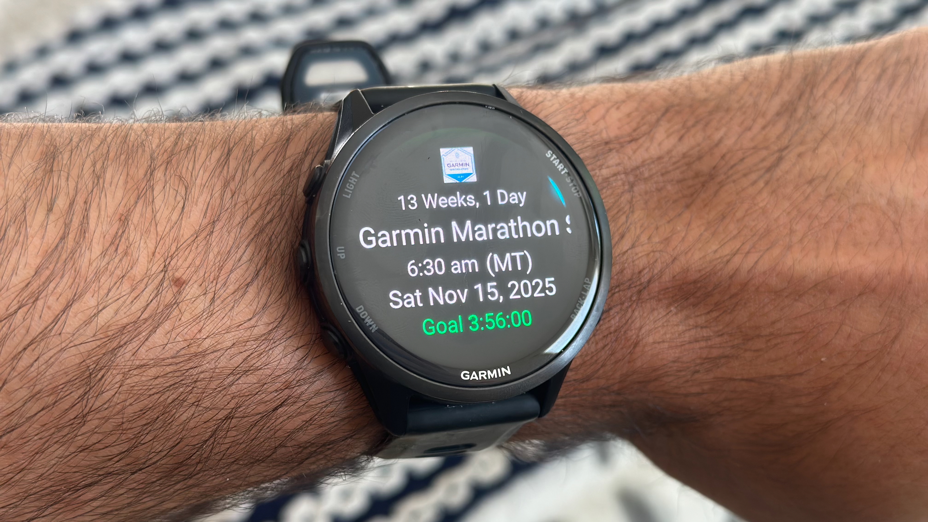 Garmin Forerunner 970, en la muñeca del autor, el widget de la carrera inicial Garmin Tucson Marathon Time, History, Weeks y hasta el momento objetivo.