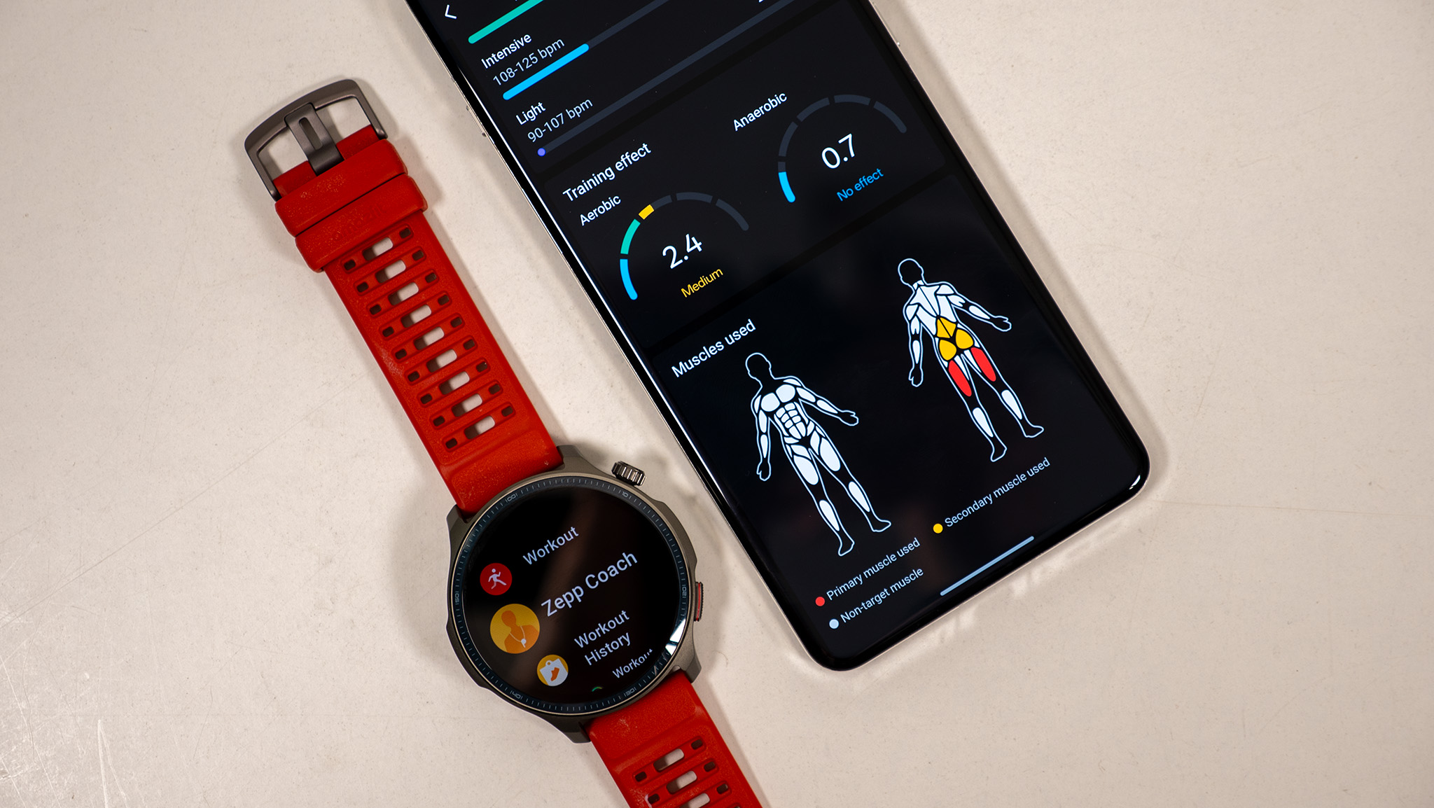 Amazfit Balance 2 Mirando las estadísticas de ejercicio en la aplicación Zepp junto a Smartwatch