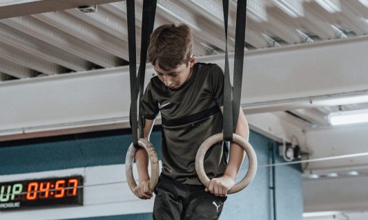 El niño esta entrenando
