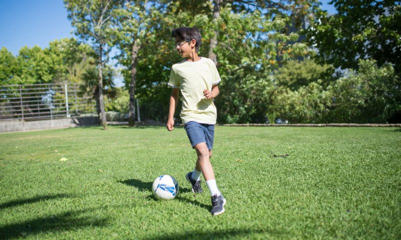 Niño jugando al fútbol