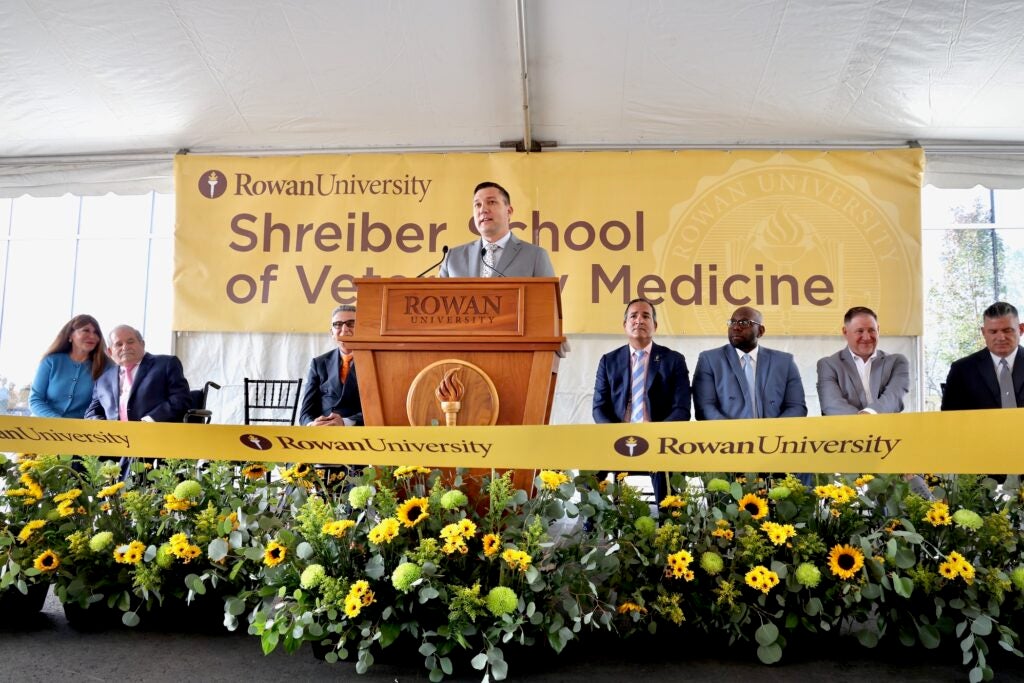 Matthew Edson, decano de la Escuela de Medicina Veterinaria de la Universidad de Rowan, habla en una ceremonia de corte de cinta para la primera escuela veterinaria de Nueva Jersey.