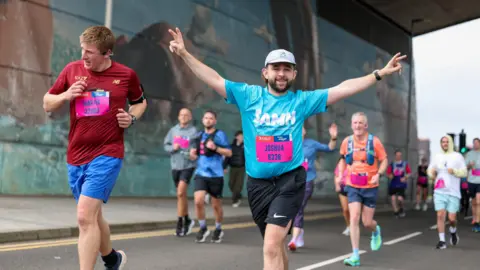 Un atleta con un gran azul escocés 