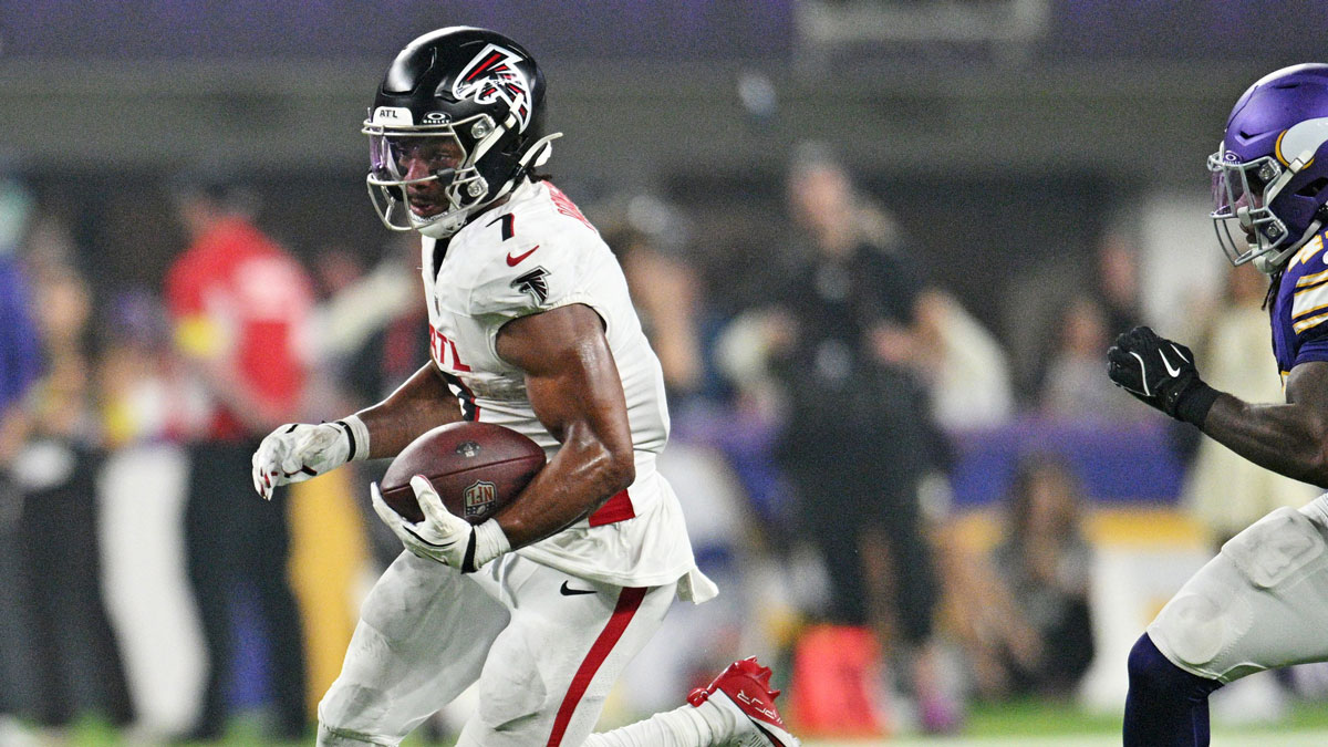 Atlanta Falcons (7), que huyó de Biblan Robinson, huyó del balón contra los Vikingos de Minnesota en el estadio del banco estadounidense.