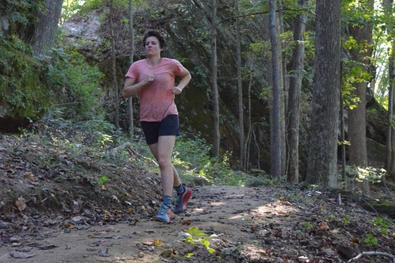 El hombre trabaja en el sendero del bosque. 