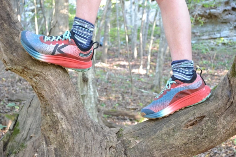 Persona se para sobre madera con zapatos para correr