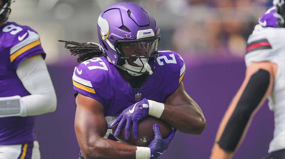Un Minnesota Vikings Jordan Mason (27) corre con el balón contra los Houston Texans en el estadio del banco estadounidense