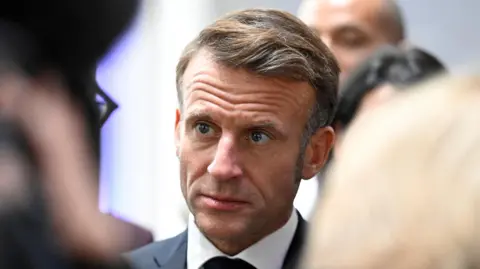 Reuters es seriamente ver el encabezado de Emmanuel Macron