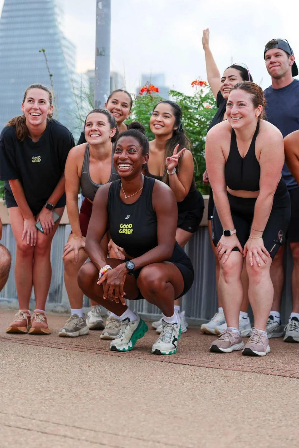 Un grupo de personas que participan en el evento de fitness