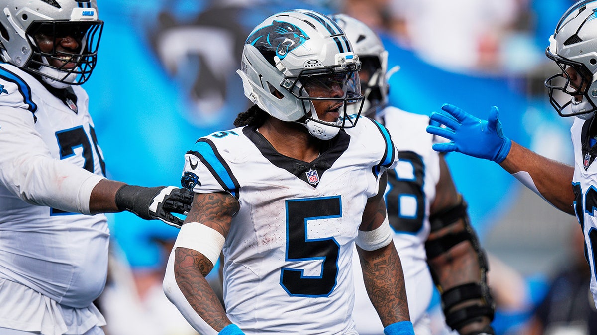 Rico Dowdle Notes con compañeros de equipo