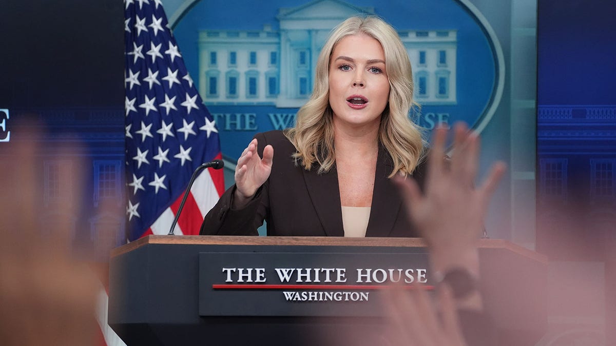Podio de la portavoz de la Casa Blanca, Caroline Leavitt.