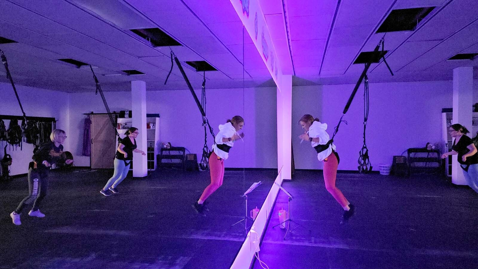Kayla Gregory ofrece una clase sobre el fitness del ridículo dúo.