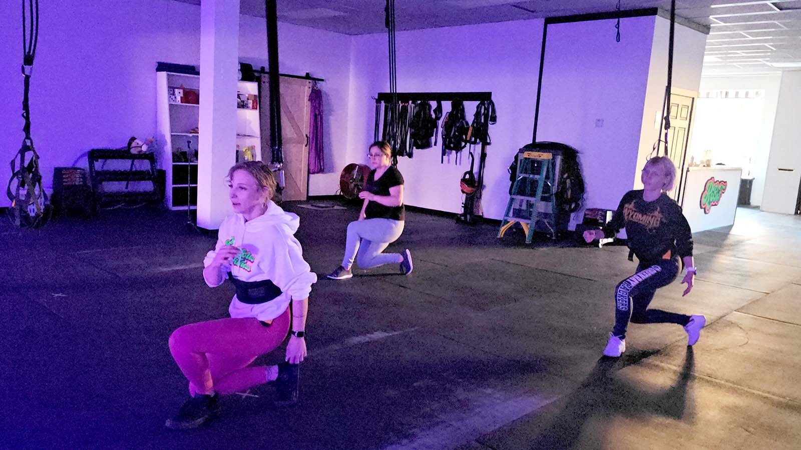 Kayla Gregory ofrece una clase sobre el fitness del ridículo dúo.