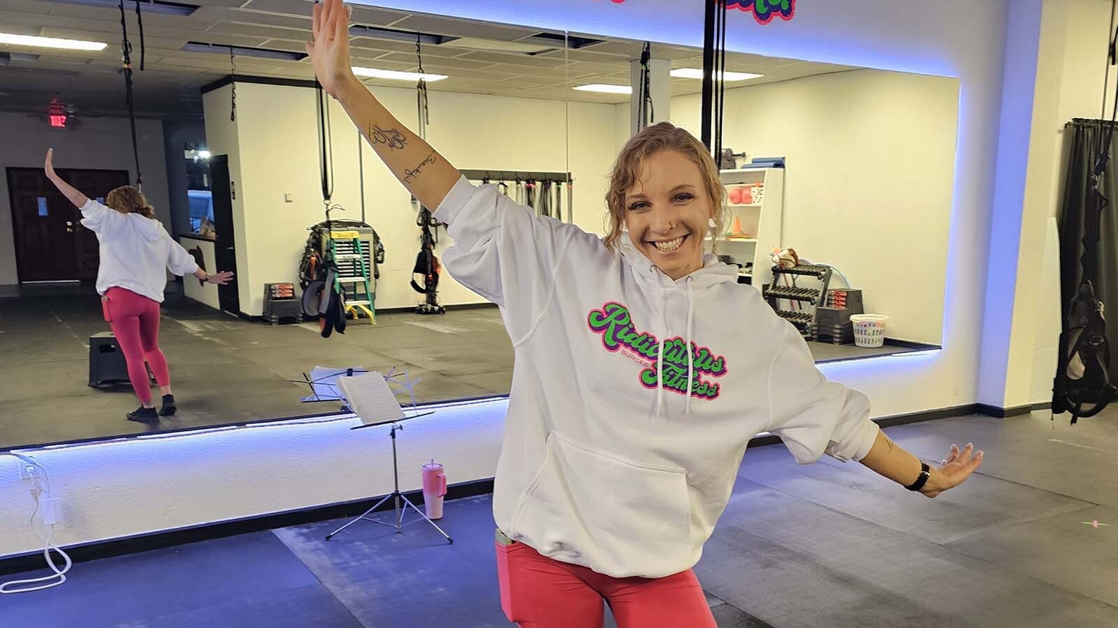 Conozca a Kayla Gregory, propietaria de Ridiculous Bungee Fitness. En Laramie, fundó Trend después de interesarse en él y decidió que era la mejor manera del planeta de hacer ejercicio cardiovascular.