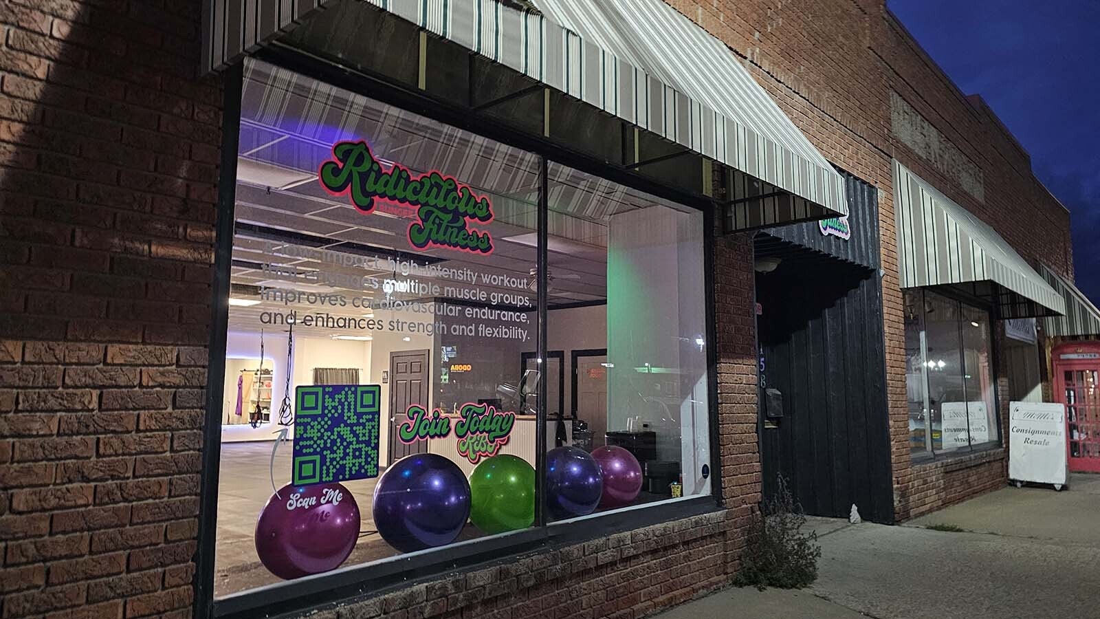 Una nueva moda del fitness ha llegado a Wyoming. Rich Bungee Fitness abrió recientemente sus puertas en Laramie. Si bien en la superficie parece una tontería, en realidad es una forma inteligente de hacer ejercicio porque alivia la tensión en las articulaciones.