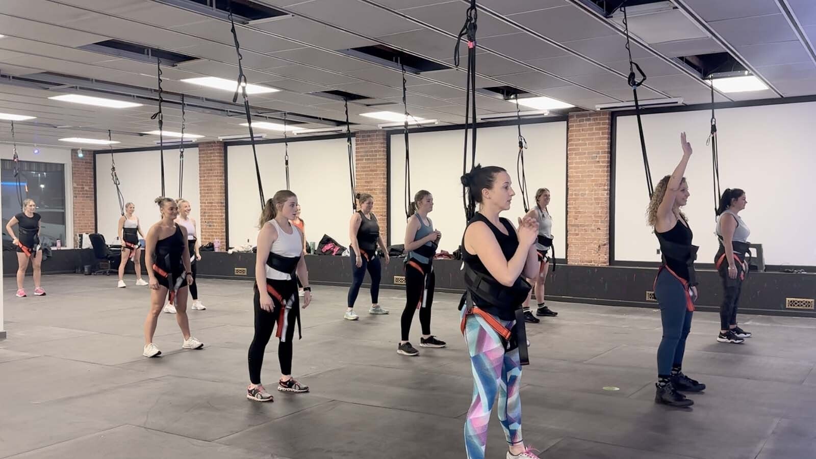 Una nueva moda del fitness ha llegado a Wyoming. Rich Bungee Fitness abrió recientemente sus puertas en Laramie. Si bien en la superficie parece una tontería, en realidad es una forma inteligente de hacer ejercicio porque alivia la tensión en las articulaciones.