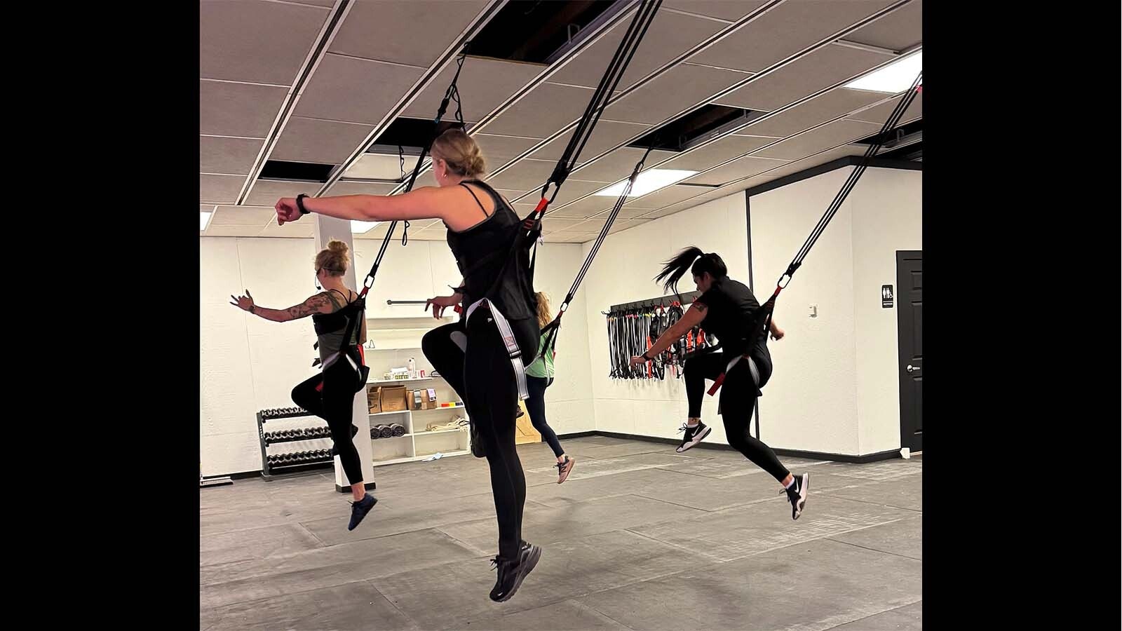 Una nueva moda del fitness ha llegado a Wyoming. Rich Bungee Fitness abrió recientemente sus puertas en Laramie. Si bien en la superficie parece una tontería, en realidad es una forma inteligente de hacer ejercicio porque alivia la tensión en las articulaciones.