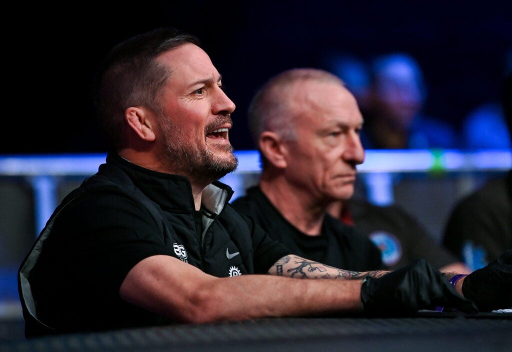 John Kavanagh, entrenador desde la jaula junto a David Jones