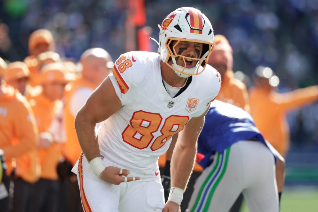 Un jugador de la NFL con un traje blanco con el número 88 y pintura facial.