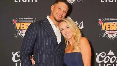 Figura tonificada de Brittany Mahomes con una camiseta sin mangas brillante durante la colaboración con la marca Mahomes National Dollar de Patrick Mahomes