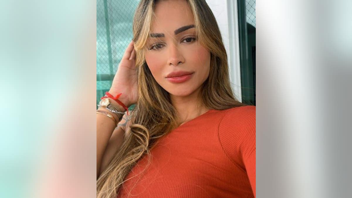El material rojo de Diana Regions se toma una selfie