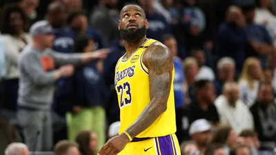 El clip de LeBron James se vuelve viral cuando sorprende a una fanática con un movimiento inesperado en el gimnasio