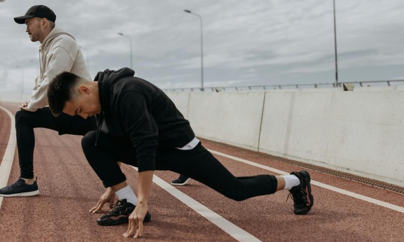 Los hombres que entrenan para hacer estocadas se encuentran al margen