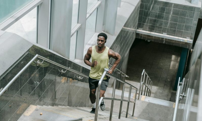hombre haciendo ejercicio en las escaleras