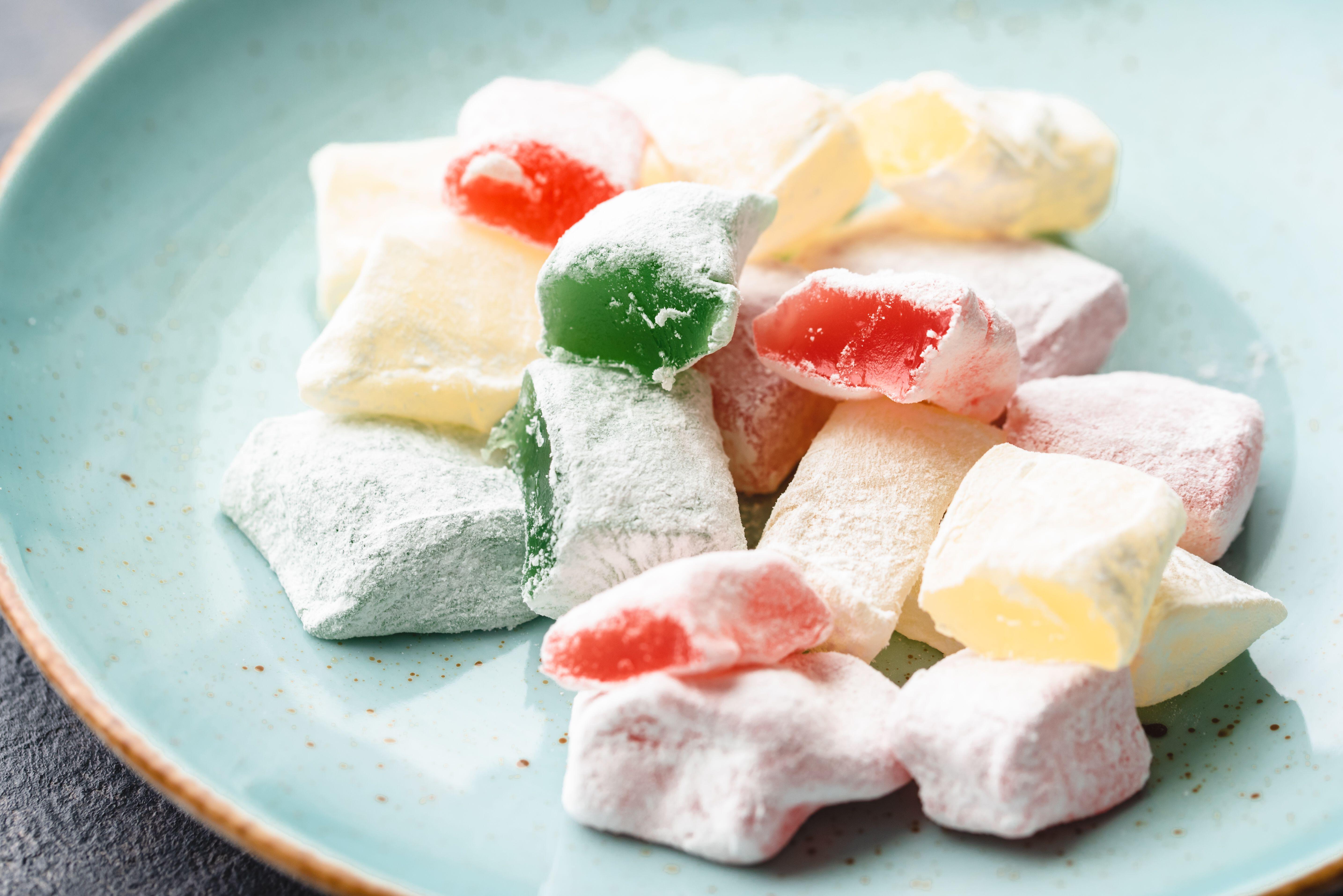 Loukoumi: cubitos de gelatina dulce griega con sabores de rosa, limón y bergamota.