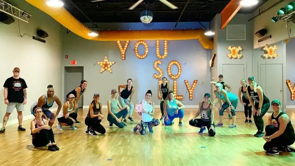 Fly Dance Fitness Studio y bailarines.