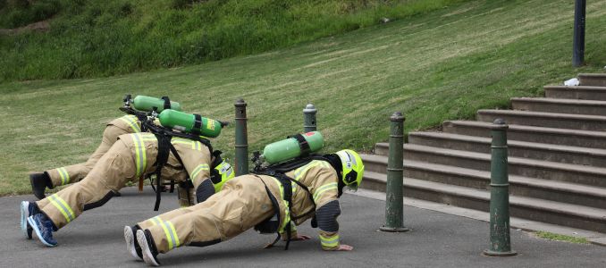 Bomberos en entrenamiento de equipo
