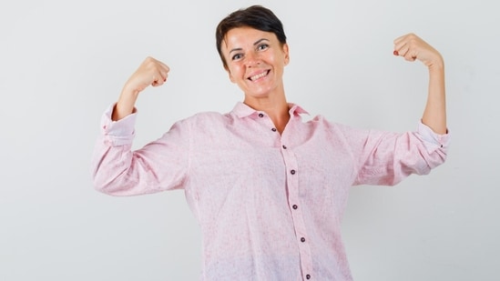     Un preparador físico insta a las mujeres mayores de 35 años a combinar el entrenamiento de fuerza. (Freepik)