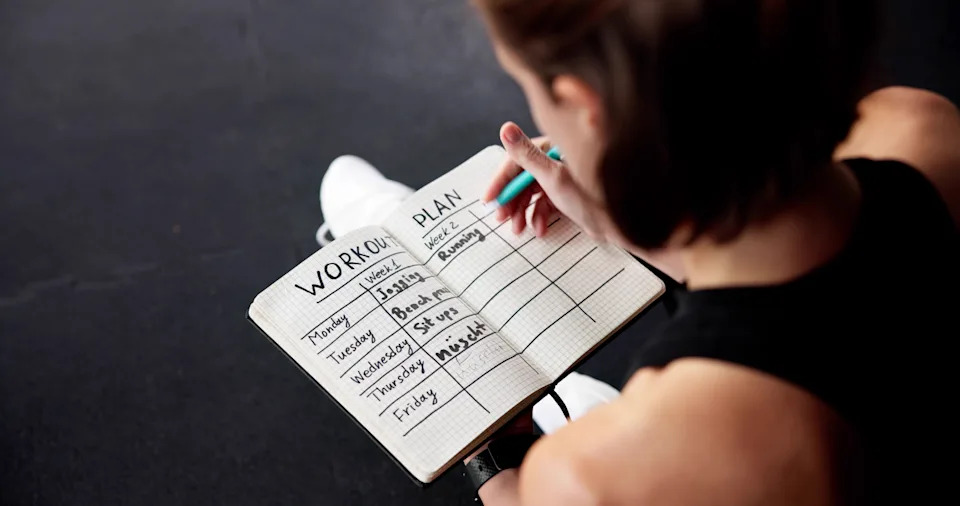 Plan de ejercicios de entrenamiento físico y horario diario