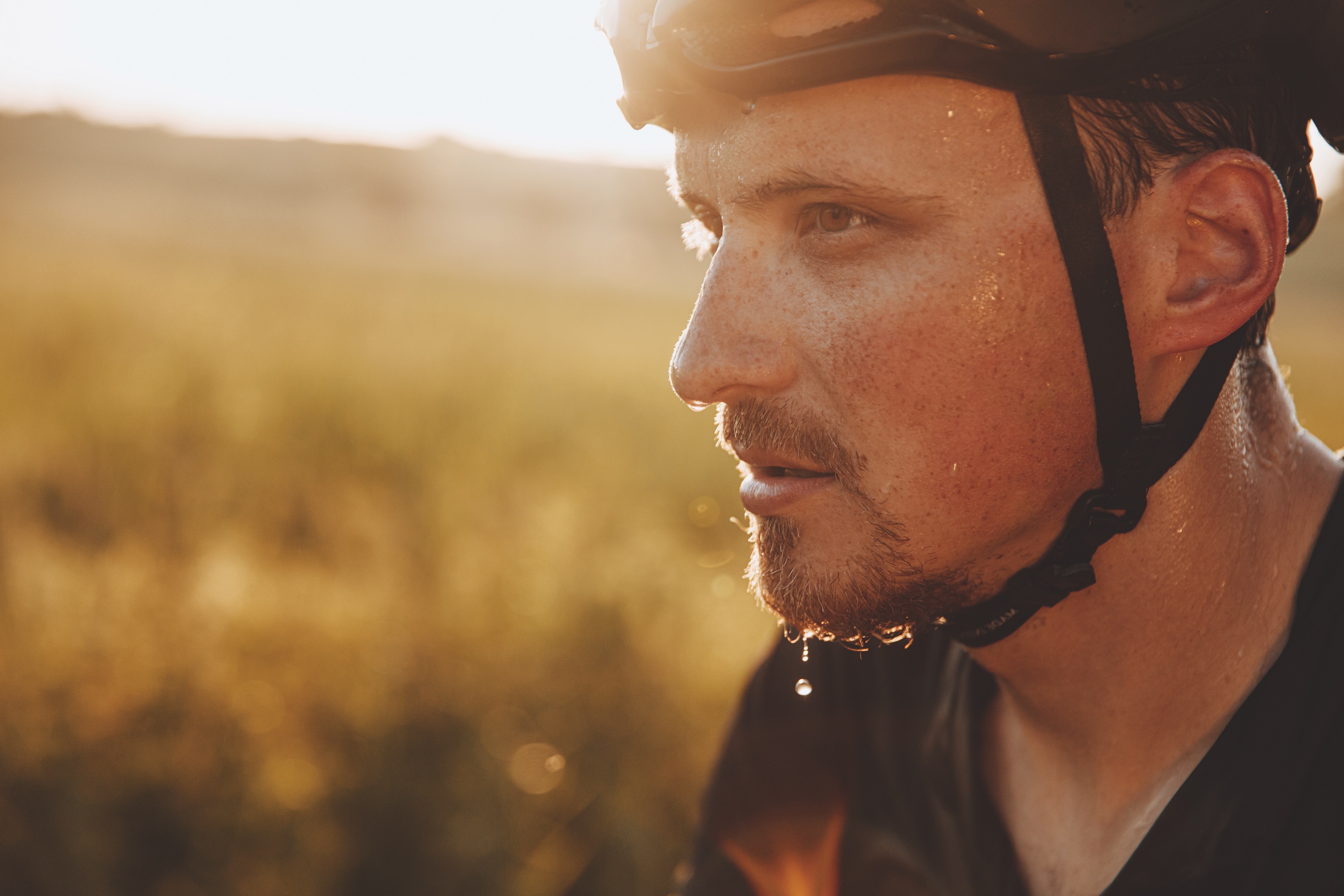 Ciclista masculino con cara sudorosa