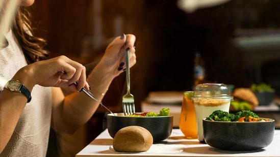 En lugar de seguir dietas drásticas, debes intentar mantener un déficit calórico constante. (desinstalar)