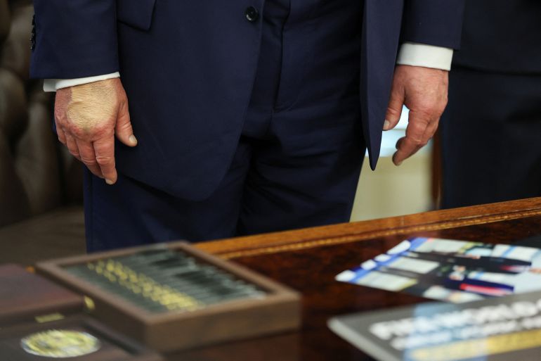 Un primer plano de las manos de Trump, una cubierta de maquillaje.