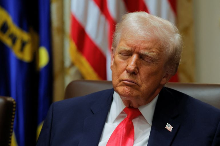 Trump cierra los ojos mientras asiste a una reunión de gabinete