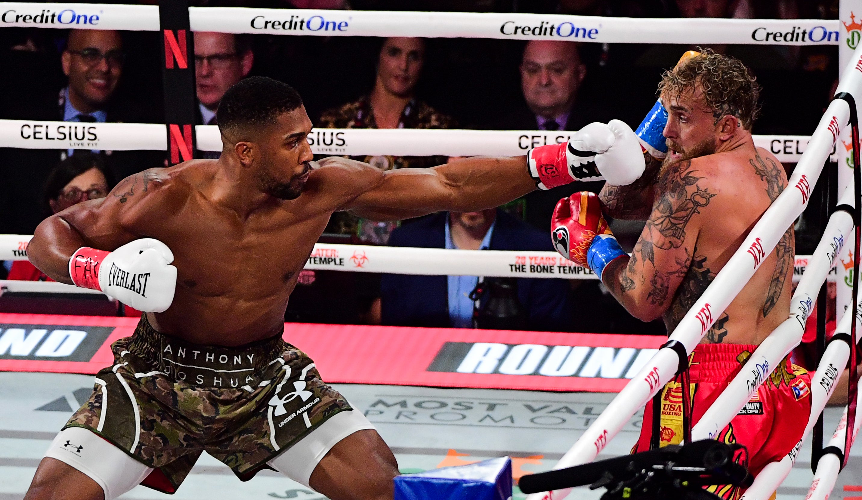 Anthony Joshua y Jake Paul durante su pelea de peso pesado en diciembre (JC Ruiz/PA)
