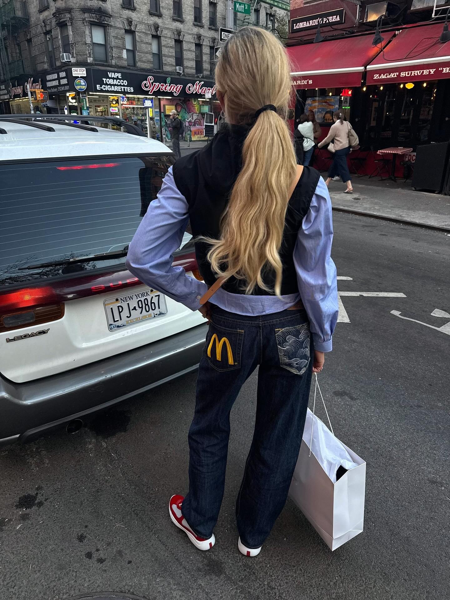 Mujer de moda en la calle de Nueva York con peinado de cola de caballo baja